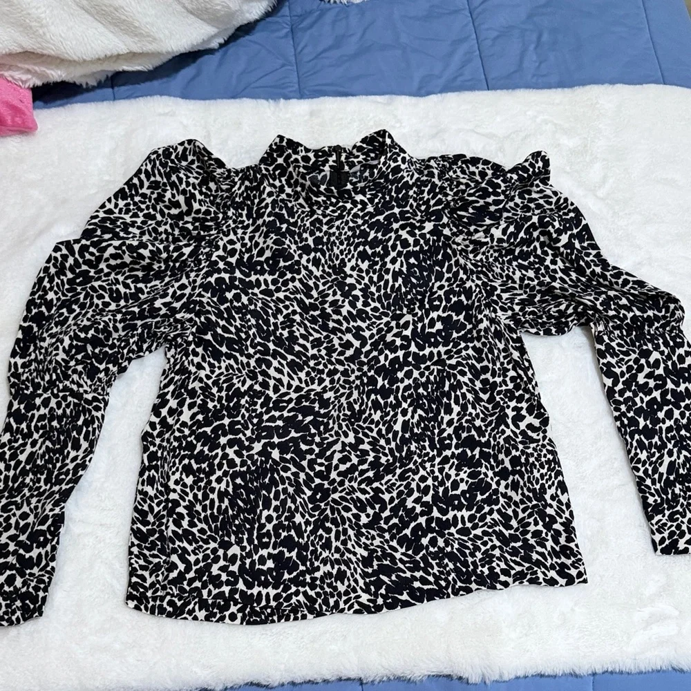 Zara black and cream animal print puff sleeve mock neck blouse Size Small